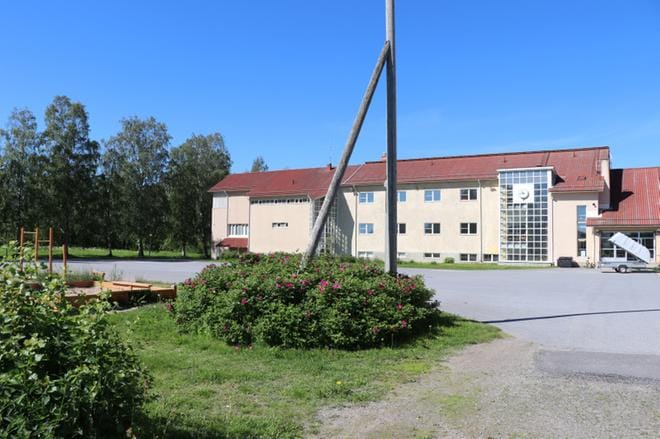 Lukija ehdottaa Ylihärmän kirkonkylän koulua harrastajien ja muiden yhteisöjen käyttöön, sitten kun siellä päättyy koulutyö. Kesäinen kuva vuoden takaa on Komiat-lehden.