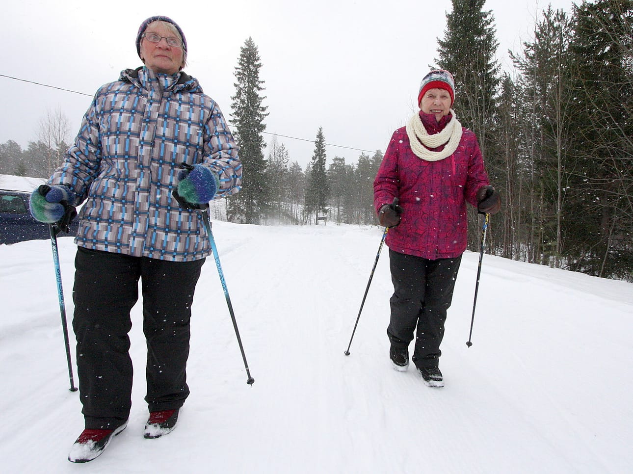 Posiolaisia innostetaan harrastamaan liikuntaa ympäri vuoden Kunnossa kaiken ikää -ohjelman ohjeiden mukaan. Esimerkkiä näyttävät kävelylenkillä olevat Valma Ahola (oik.) ja Helli Ahola.