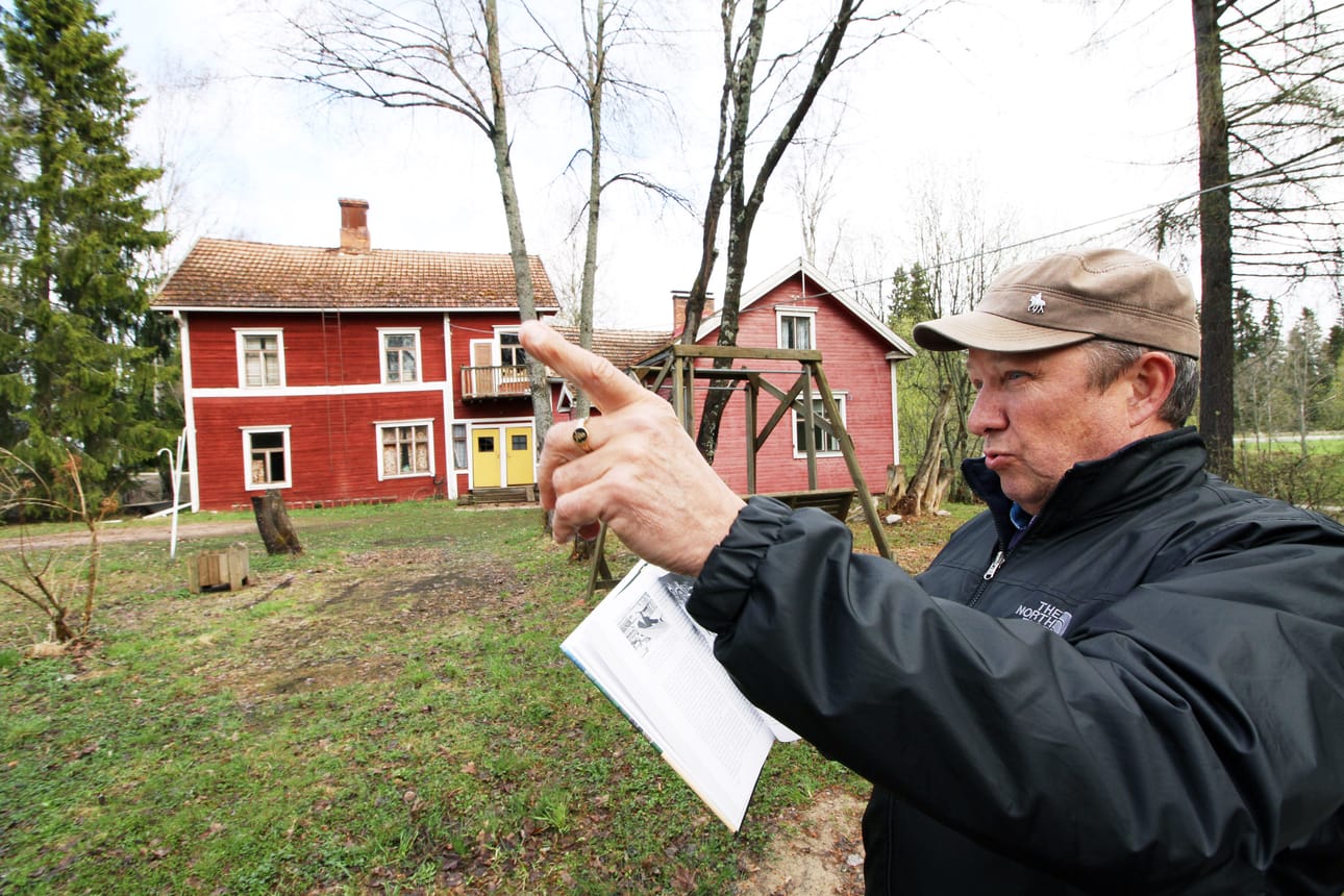 Nahkatehtaan alueesta riittää Kari Salmenhaaralla muistoja. Hänen isoisänsä toimi nahkuriliikkeessä aluksi johtajana, mutta hankki tehtaan omistukseensa 30-luvulla. Taustalla asuinrakennus, jonka yläkerrassa Salmenhaaran perhe asui 50-luvulla.