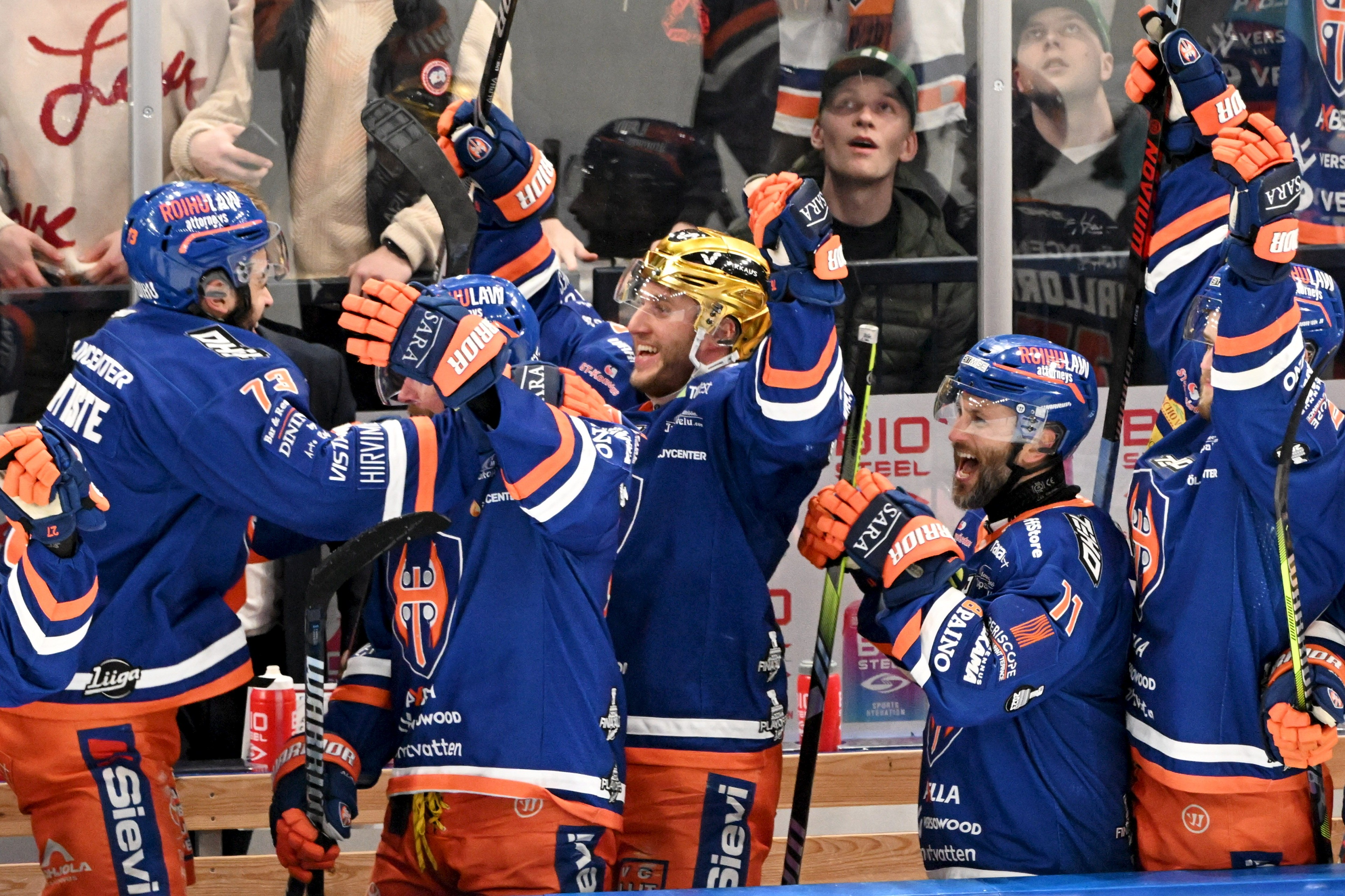 Tapparan pelaajat juhlivat Philip Granathin 3–0-maalia. Kultakypäräinen Anton Levtchi oli pudotuspelien pistekuningas.