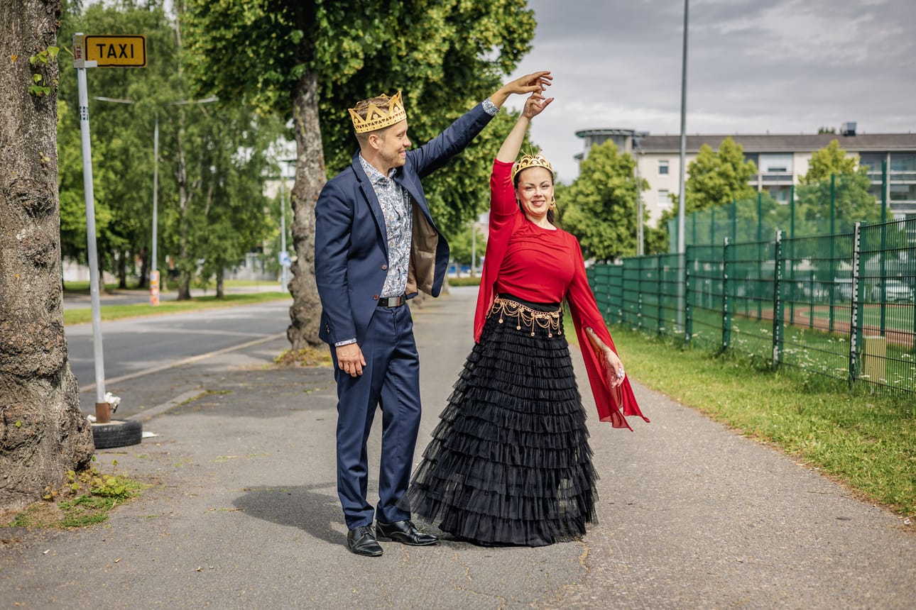 Vuoden 2026 tangokuningas Juho Punkeri (vas.) ja tangokuningatar Raija Mäntyniemi toivovat pääsevänsä laulamaan mahdollisimman paljon tulevan vuoden aikana.