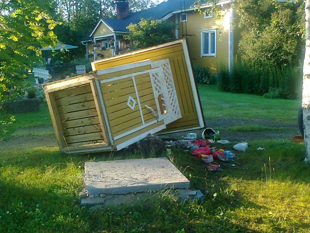 Karhu kaatoi roskakatoksen yöllä ja levitteli roskia Pulkkilassa.