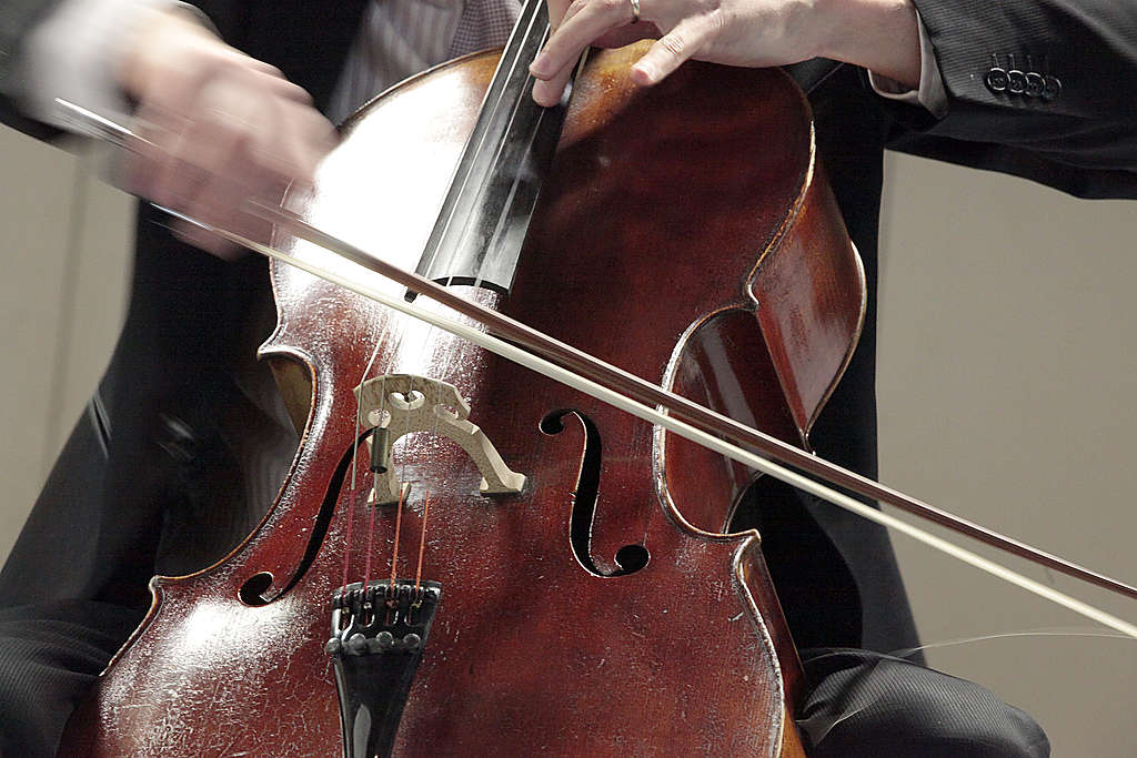 Jussi Makkosen ja Rait Karmin nimikirjoitukset olivat Sibeliusten helmien jälkeen kysyttyä tavaraa. Kalajokisten lasten kanssa konserttia oli kuuntelemassa lasten isovanhempia.