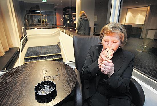Pietarsaarelainen Pirjo Hautala kävi Radisson SAS -hotellin tupakkakopissa perjantai-iltana. Hautalaa tupakointikielto ei haittaa, sillä hän polttaa mieluiten ulkona.