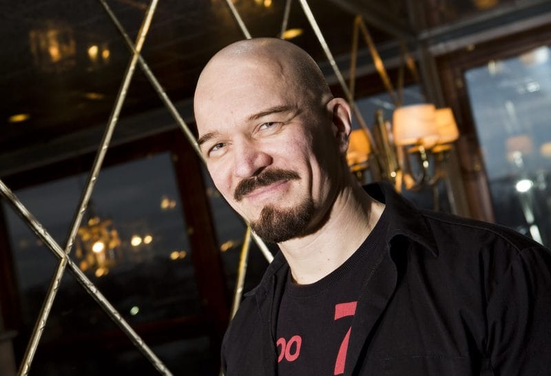 Veeti Kallio esittää asianajaja Fredrik Egermania Tampereen Työväen Teatterin Desirée-musikaalissa.