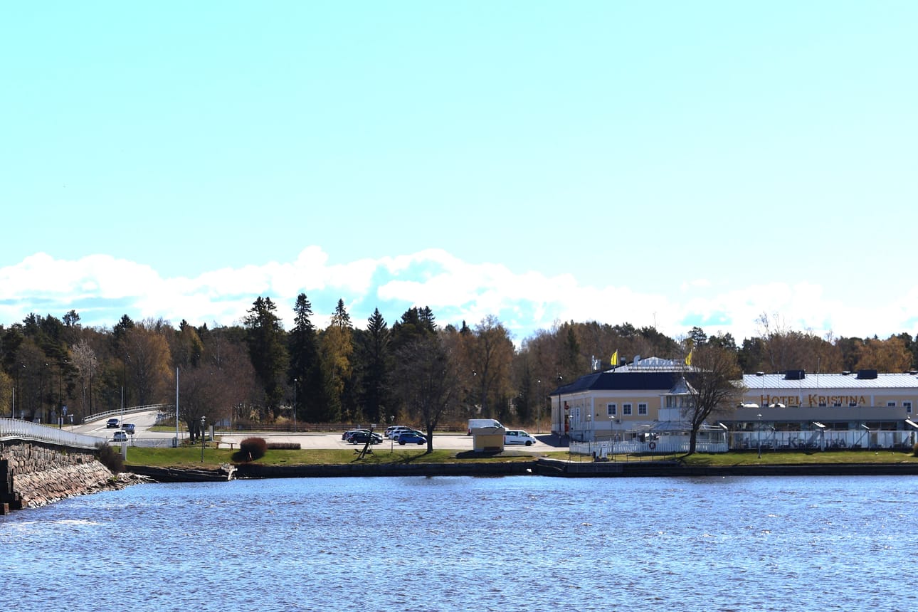 Teknisen lautakunnan huhtikuinen päätös koskee niin sanottua hotellin rantaa Itäpuolella. Erityisesti Pitkänsillan läheinen ranta-alue on sortunut.
