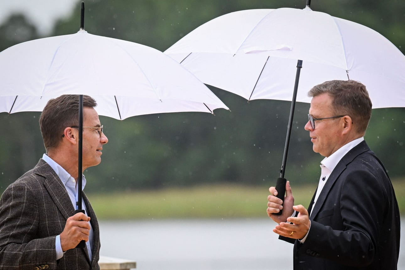Suomi ja Ruotsi järjestävät ensi vuonna yhteisen hallitustenvälisen kokouksen Ruotsissa. Kuvassa Ruotsin pääministeri Ulf Kristersson (vas.) ja Suomen pääministeri Petteri Orpo. LEHTIKUVA/AFP