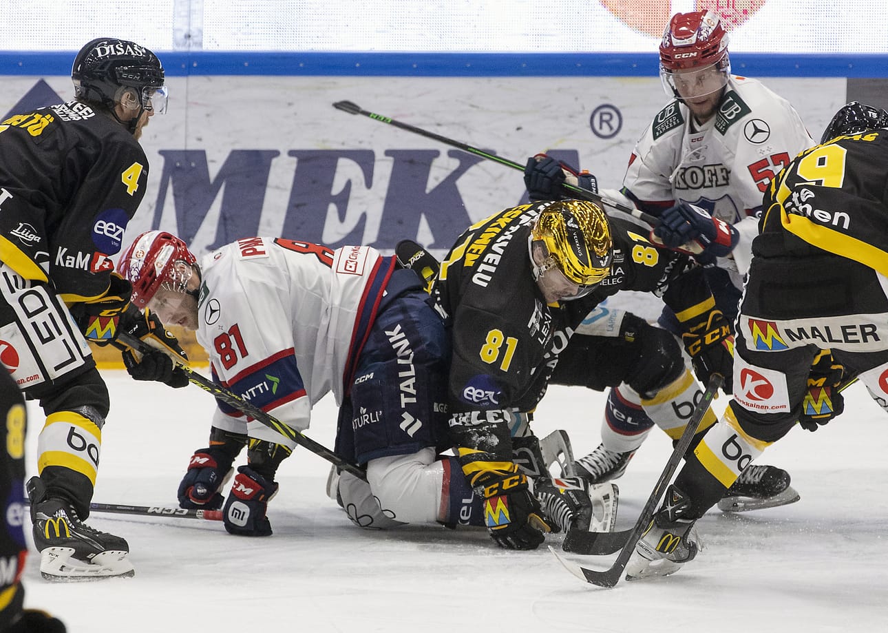 Kärppien kultakypärä Ville Leskinen oli pirteällä pelipäällä lauantaina.