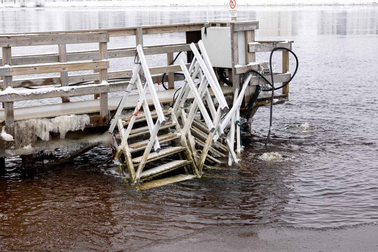 Jäät hajottivat Tuiran talviuintipaikan laiturin portaat sunnuntaina.
