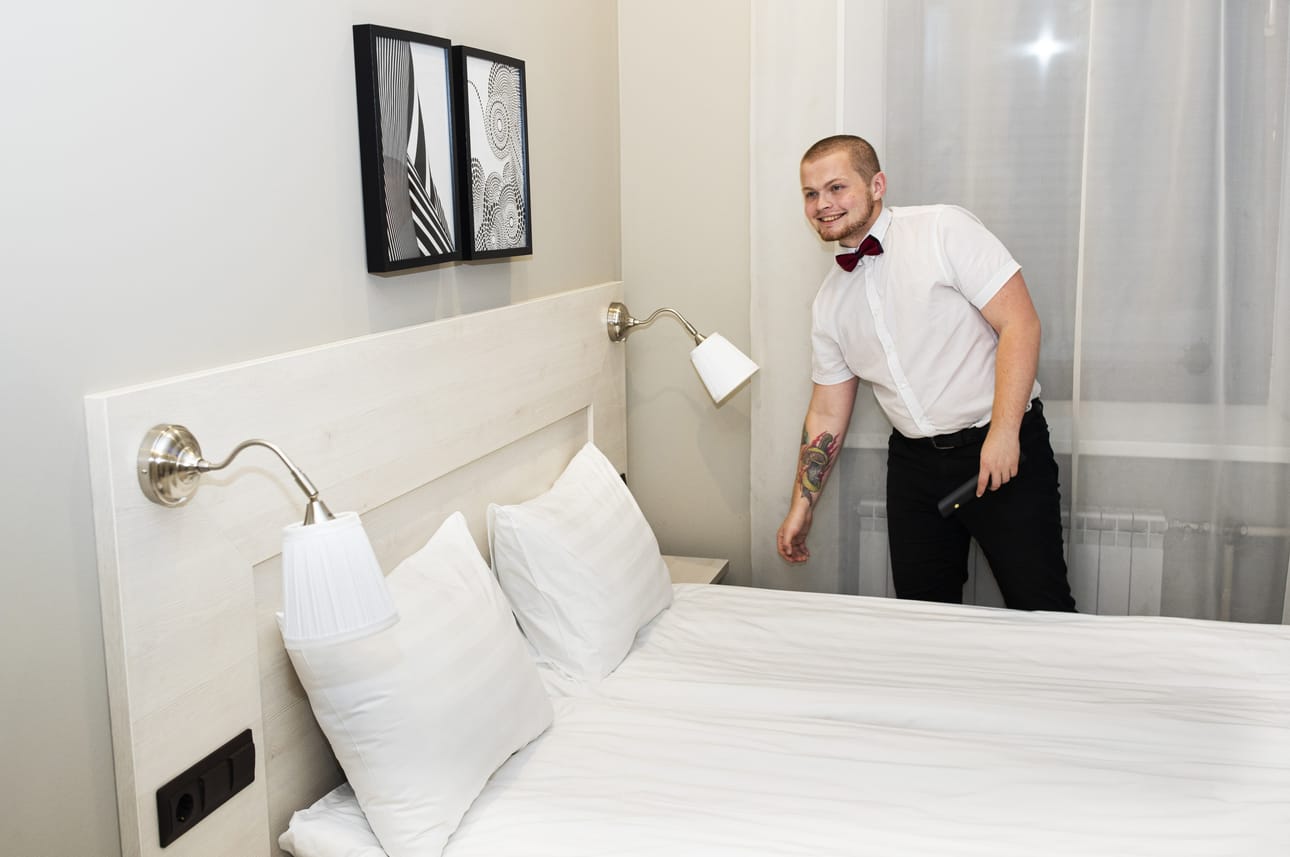 Ilja Sveshnikov kertoo pienestä Art Hotellista Pietarin keskustasta, että hotelli ei mene kiinni, koska aina keksitään joku temppu jolla huono laki kierretään.