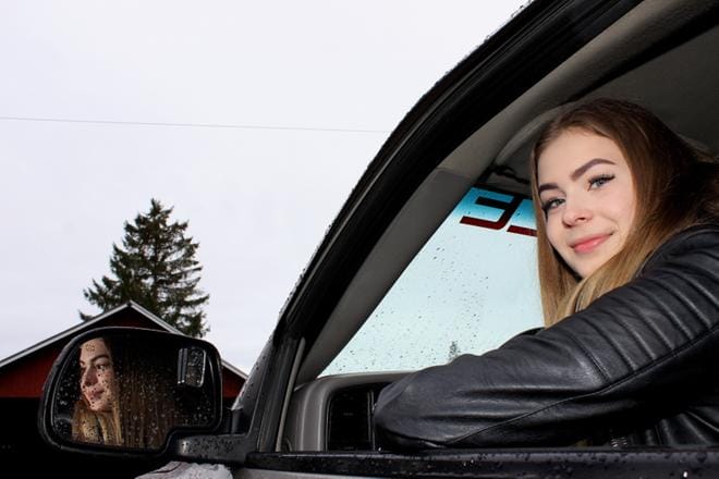 Amanda Nummelan mielestä on hyvä, että ajokortin saa 17-vuotiaana, mikäli siihen on tärkeä syy. KUVA: MINNA ZILLIACUS