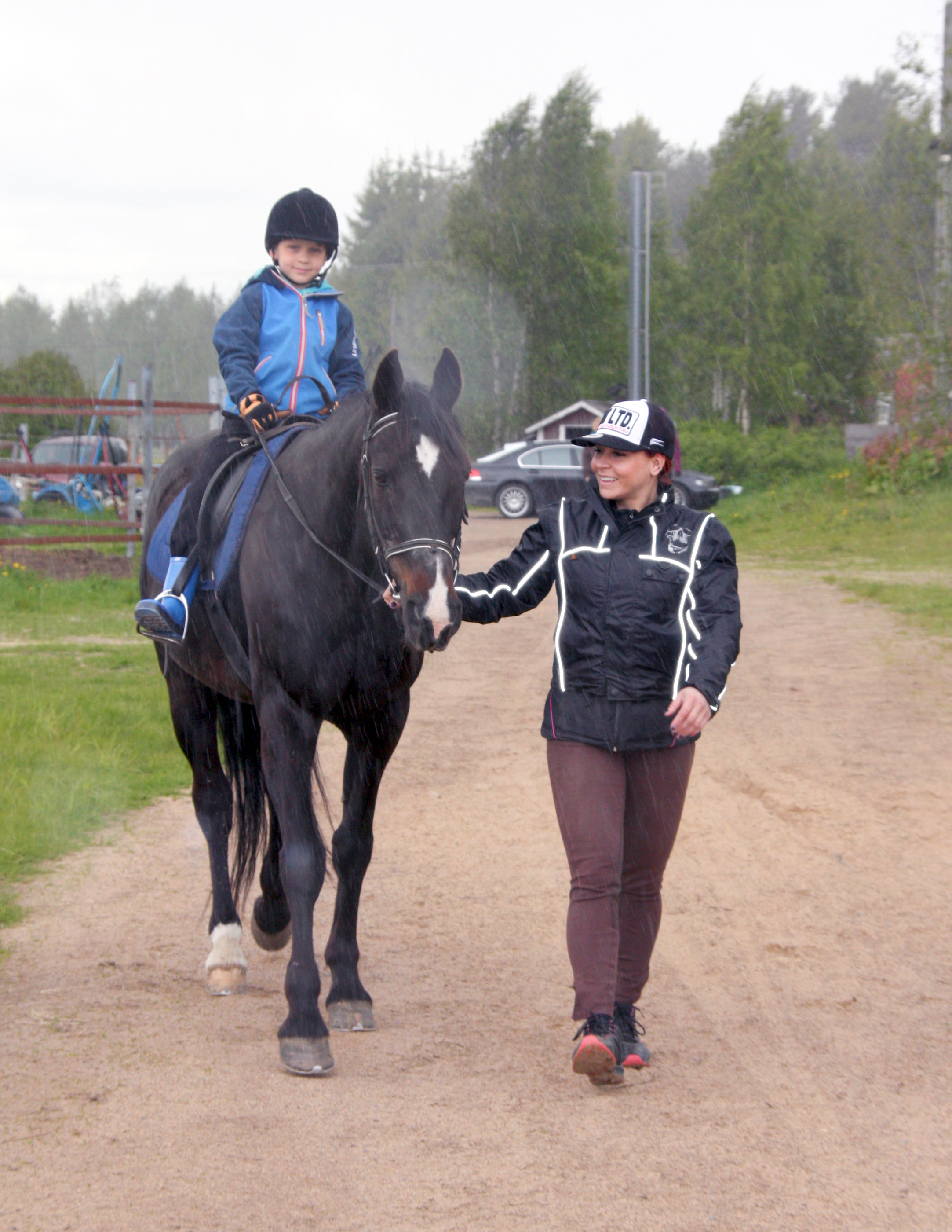 Viisivuotiasta Miloa ei pelottanut ison hevosen selässä. Hän oli jo kertonut äidilleen Tiina Kasville tahtovansa leirille myös ensi kesänä.