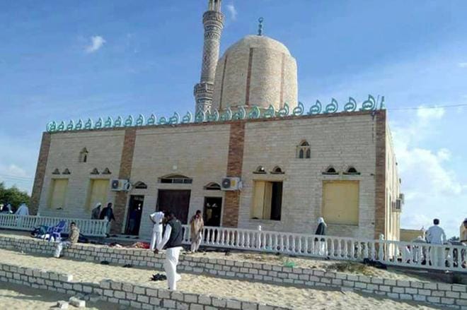 Militantit iskivät Bir al-Abedissa sijaitsevaan moskeijaan perjantaina Egyptissä. Iskussa on kuollut ainakin 184. KUVA: STR / EPA