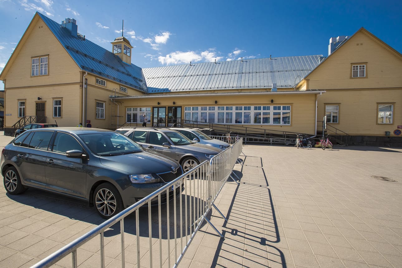 Raahelan edustalla oleva tori ei ole parkkipaikka. Torin reunassa on muutama parkkipaikka, mutta muutoin torilla pysäköinnistä voi saada parkkisakon. Moottoriajoneuvolla ajo torille on kielletty.