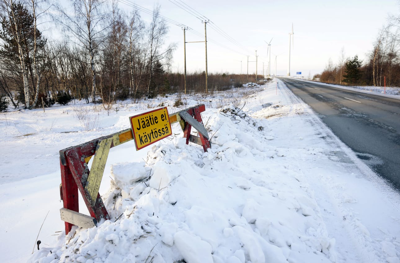 Lauha sää sulattaa rannat, minkä vuoksi jäätie joudutaan sulkemaan toistamiseen tälle talvelle.