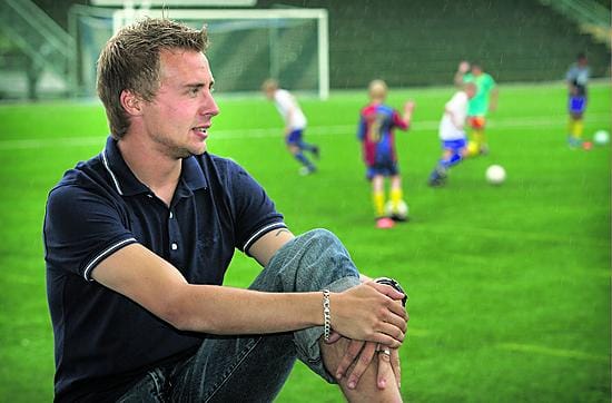 Kim Kaijalainen kävi Castrénin kentällä seuraamassa entisen seuransa OLS:n juniorijoukkueen harjoituksia. "Muistuu elävästi mieleeni nuo ajat runsaat kymmenen vuotta sitten,jolloin pelasin Luistinseurassa ja lauoin maaleja melkeinpä liukuhihnalta", Kaijalainen sanoo.