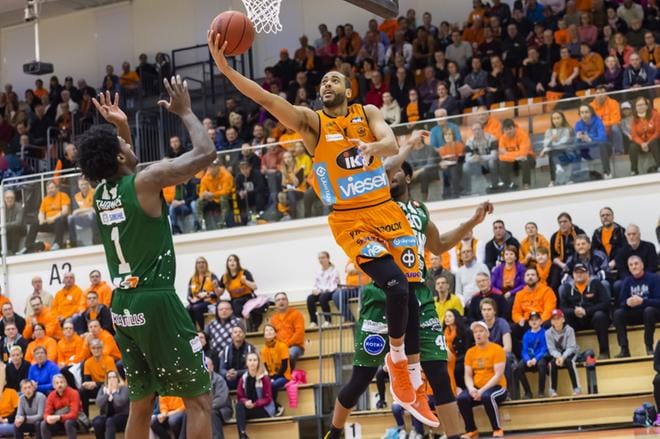 Karhu Basketin Rene Rougeau ajoi kotkalaisten korille Donte Thomasin ja Tyrell Nelsonin voimatta sitä estää. KUVA: ERKKI HAUTAVIITA