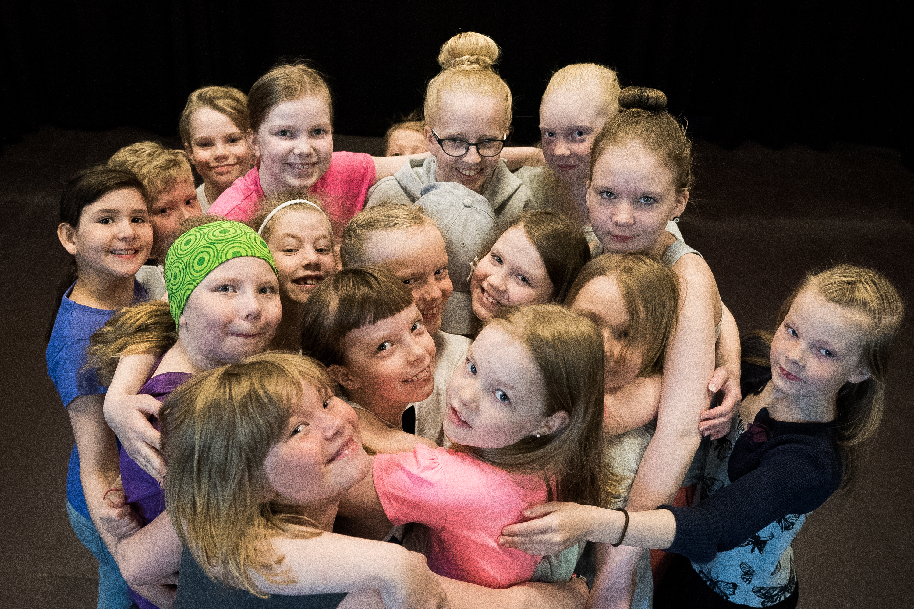 18 8-12 -vuotiasta lasta on viikon ajan tanssinut, soittanut ja improvisoinut. Karhunkierrokselle sijoittuva tanssi- ja musiikkinäytelmä nähdään teatterisalissa perjantaina.