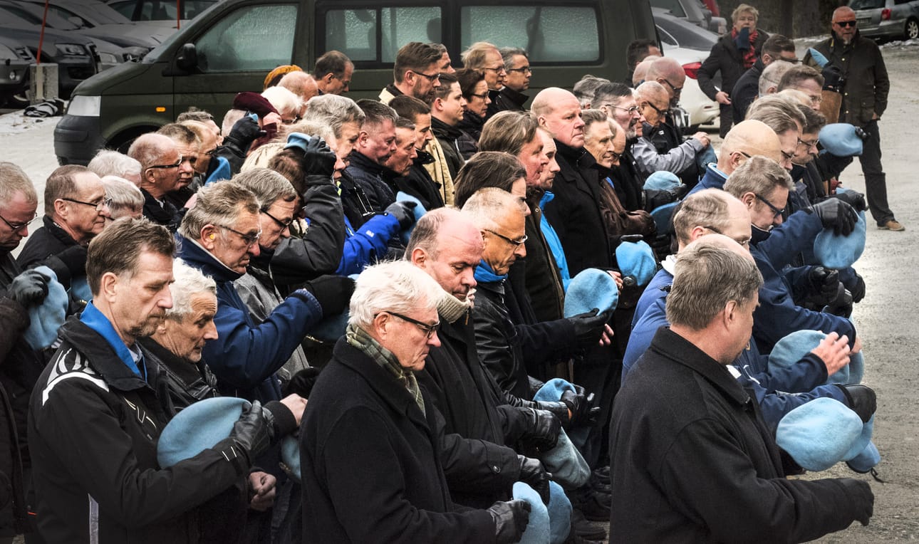 – Lakki pois päästä! rauhanturvaajat kunnioittivat seppelettä, joka lähetettiin sankarihaudalle.