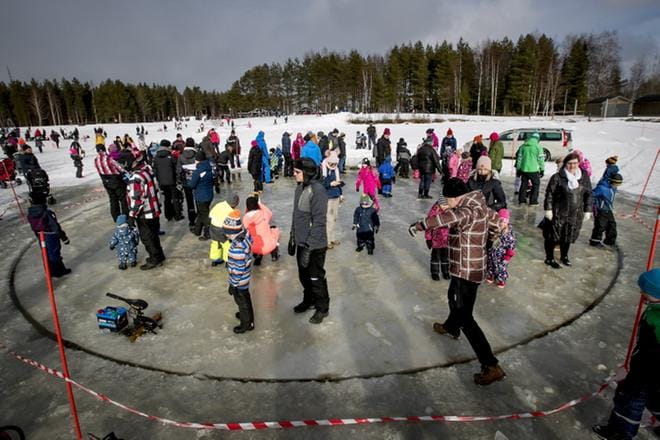 Jääkaruselli oli halkaisijaltaan 12,07 metriä. Jääkerroksen paksuus oli sunnuntaina 50 senttiä. KUVAT: JAAKKO ELENIUS