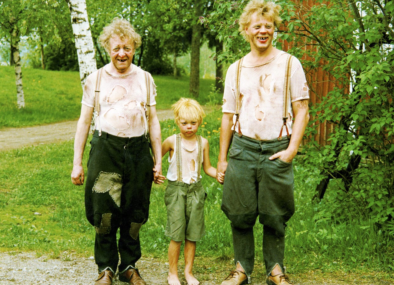 Uuno Turhapuro (Vesa-Matti Lori) isänsä (Olavi Ahonen) ja pikkuveljensä (Jenni Loiri) kanssa elokuvassa Uuno Turhapuro muuttaa maalle. Vesa-Matti Loirin tytär näytteli veljen roolin.