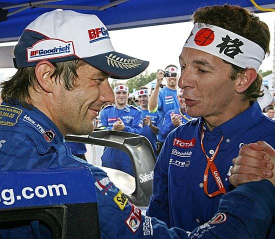 Sebastien Loeb saa onnittelut Citroen-tiimin Marc Van Dalenilta.