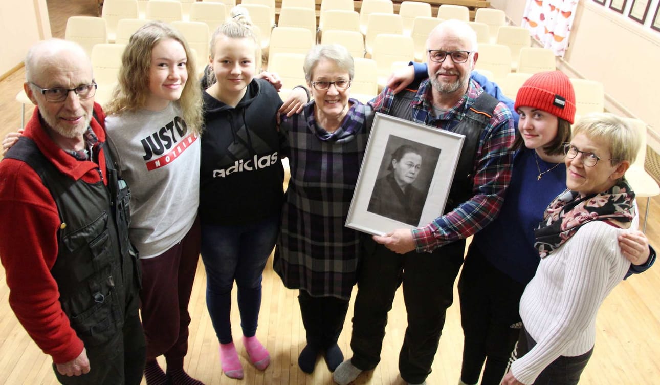 Alpuan Nuorisoseuran ja Sari Jaatisen ohjaama Impi kultasilmä saa ensi-illan nuorisoseuralla 1. joulukuuta 2017. Kuvassa nuorisoseuran puuhamiehet Timo ja Raimo Rankinen, Keskellä rooleissa esiintyvä Inga Viinikangas, Raimon vieressä apulaisohjaaja, kuiskaaja Maija Mänttäri ja Pirjo Orava, joka myös esiintyy useissa rooleissa. Alpualaiset nuoret Iita Rankinen ja Nea Käpylä (toinen ja kolmas vasemmalta) ovat muiden taustajoukkojen kanssa hengessä mukana.