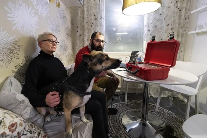 Luna-koira on kiinnostunut laukaisulaitteesta, jota Johanna ja Sami Seghair tarvitsevat ilotulituksen toteuttamisessa. KUVAT: JARNO PELLINEN