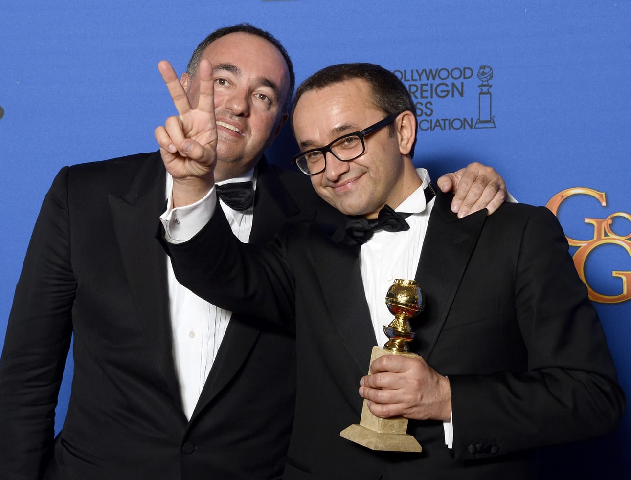 Venäläinen ohjaaja Andrev Zvyagintsev ja venäläinen tuottaja Alexander Rodnyansky poseeraavat parhaan vieraskielisen elokuvan palkinnon kanssa.