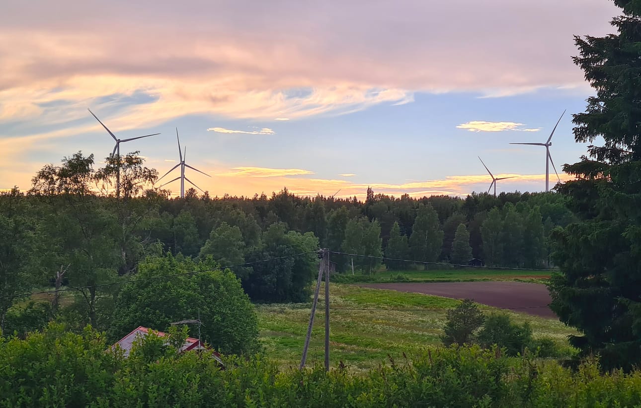 Myrkyn läntisessä horisontissa näkyvät Pjelaxin eli Piolahden tuulivoimalat. Lautamäen tuulivoima-aluetta suunnitellaan Myrkyn itäpuolelle. Arkistokuva.