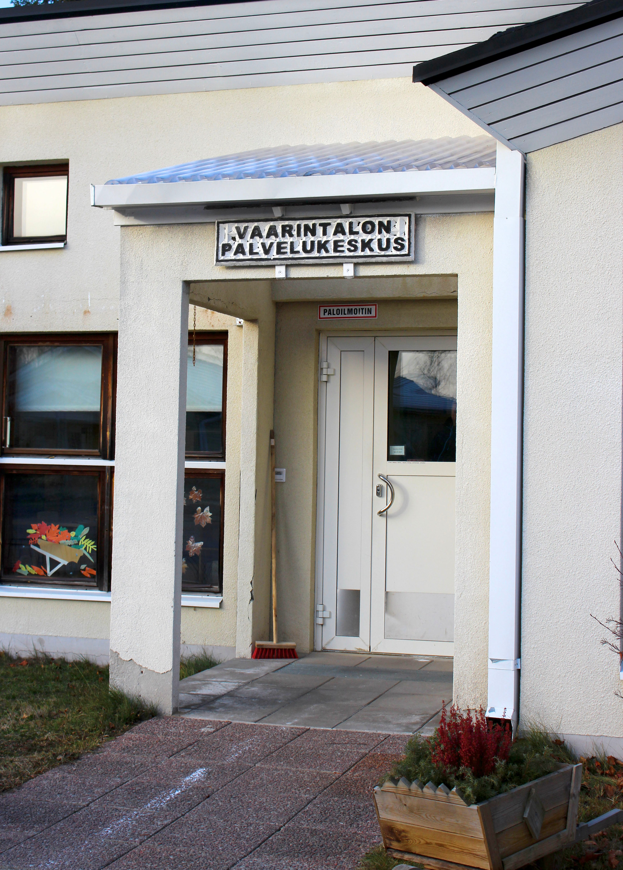 Näytteenottopisteeseen tullaan sisälle Vaarintalon pääoven kautta. Laboratoriohoitaja noutaa asiakkaat ruokasalin yhteydessä olevasta itsehoitohuoneesta.