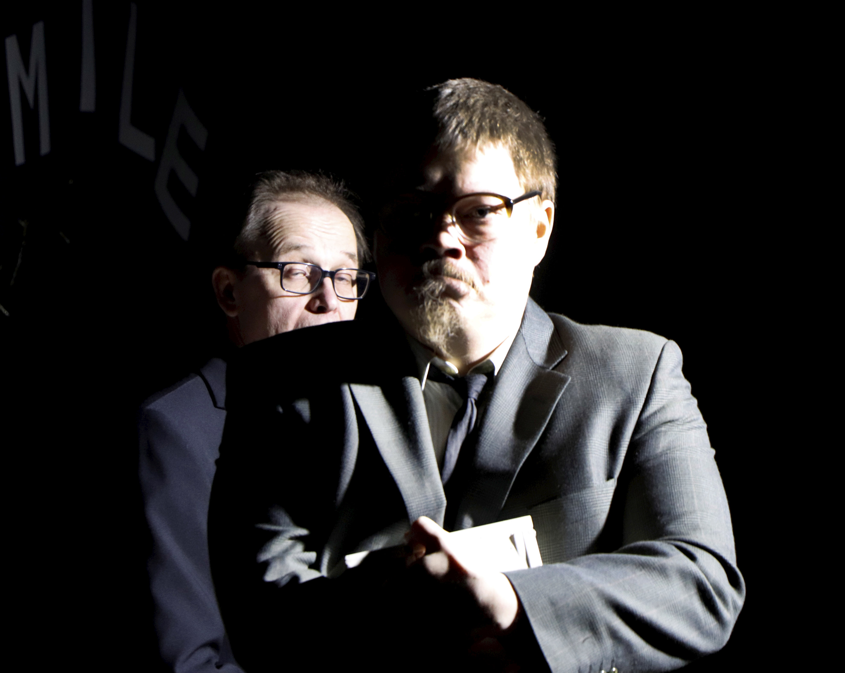 Unski Pirttilä (Markku Naumanen) ja Kale Pirttilä (Esa Kemppainen) joutuvat pohtimaan sukulaisuussuhdettaan näytelmän aikana.