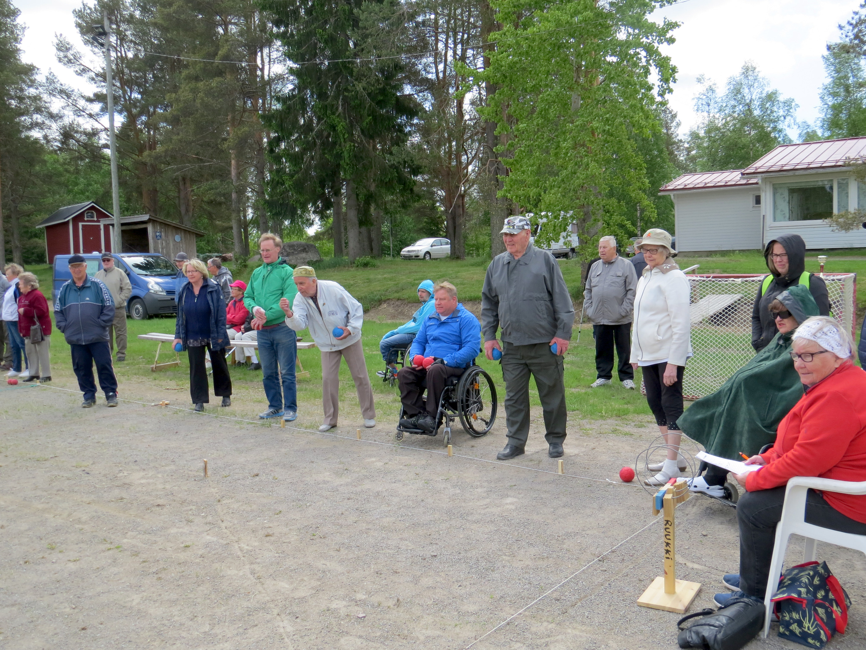 Boccia antaa haasteen. Taito ja liikkeen hallinta ovat avaimena tarkkaan heittoon. Kuva Pentti Syrjäpalo