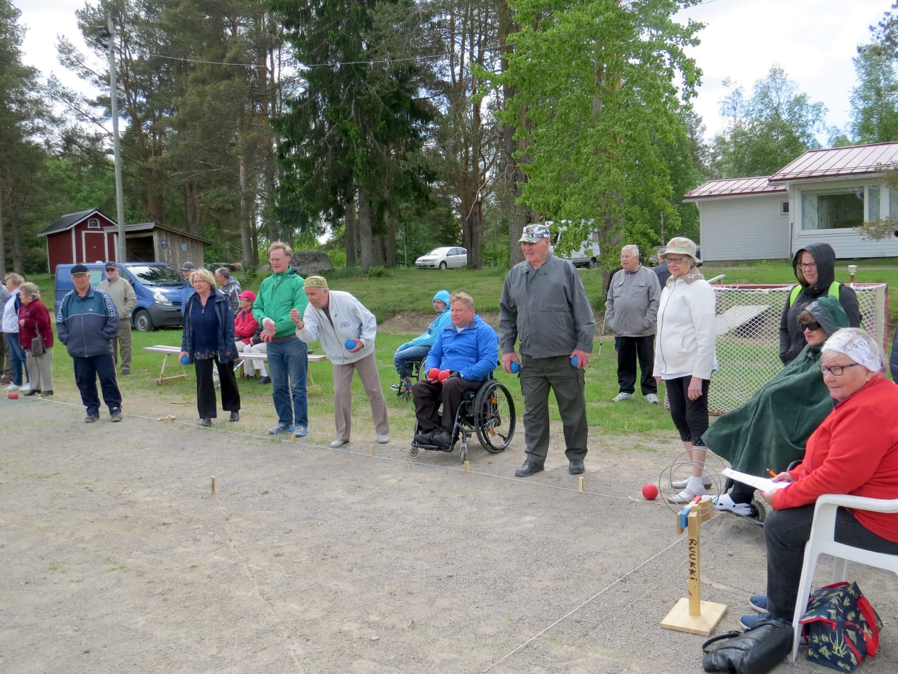 Boccia antaa haasteen. Taito ja liikkeen hallinta ovat avaimena tarkkaan heittoon. Kuva Pentti Syrjäpalo