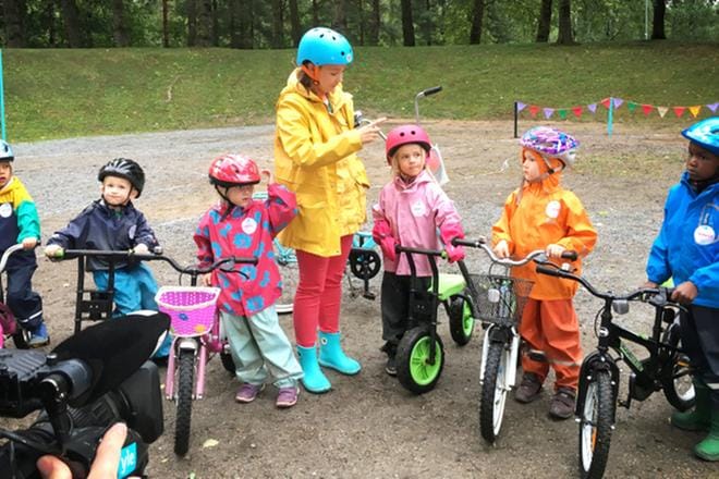 Leikkiminen on hauska tapa oppia hyväksi pyöräilijäksi. Marin kanssa lapset oppivat pyöränkäsittelytaitoja, kuten tasapainon pitämistä, jarruttamista, väistämistä ja yleisesti pyörän hallintaa. Pyöräillään oli aikuisen katsojan suosikki kolmesta uudesta Pikku Kakkosen sarjasta. KUVA: Yle Kuvapalvelu