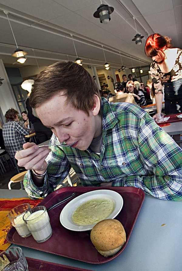 Laanilan lukion lukiolainen Mikko Jokikokko maisteli riisivelliä Oulun koulujen perinneruokapäivänä.