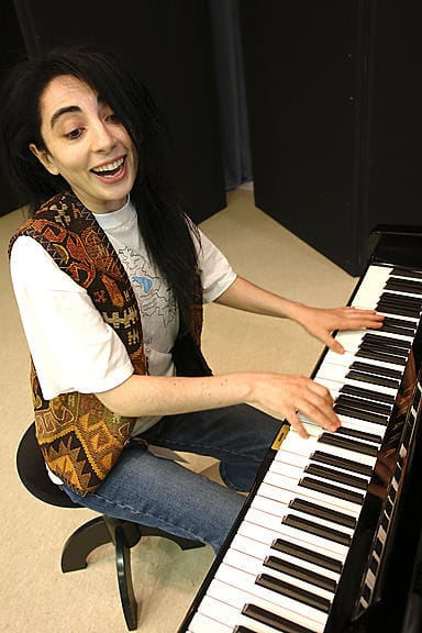 Lucineh Hovanissian ilmaisee itseään musiikilla. Hovanissianin musiikkiin vaikuttavat niin Armenian kulttuuri ja historia kuin uskontokin.
