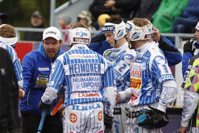 Pelinjohtaja Sami-Petteri Kivimäki loi Vedon pelaajiin uskoa aikalisällä. Kuva: Juha Neuvonen
