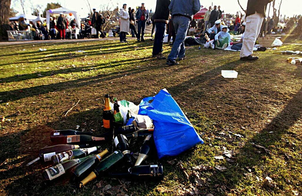 Pääosin juhlinta on ollut rauhallista, mutta paikoin alkoholin käyttö on karannut käsistä.