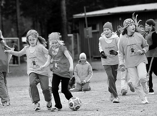 Ella Matilainen (vas.), Anniina Ronkainen, Emma Päkkilä ja Heidi Stenius ilakoivat torstaina Jäälin urheilukentällä Kaikki pelissä -tapahtumassa.