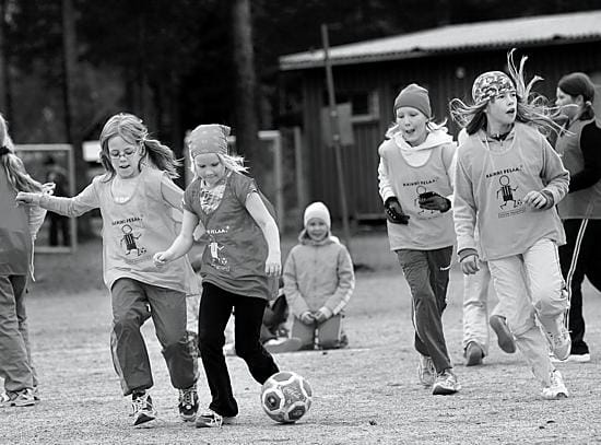 Ella Matilainen (vas.), Anniina Ronkainen, Emma Päkkilä ja Heidi Stenius ilakoivat torstaina Jäälin urheilukentällä Kaikki pelissä -tapahtumassa.