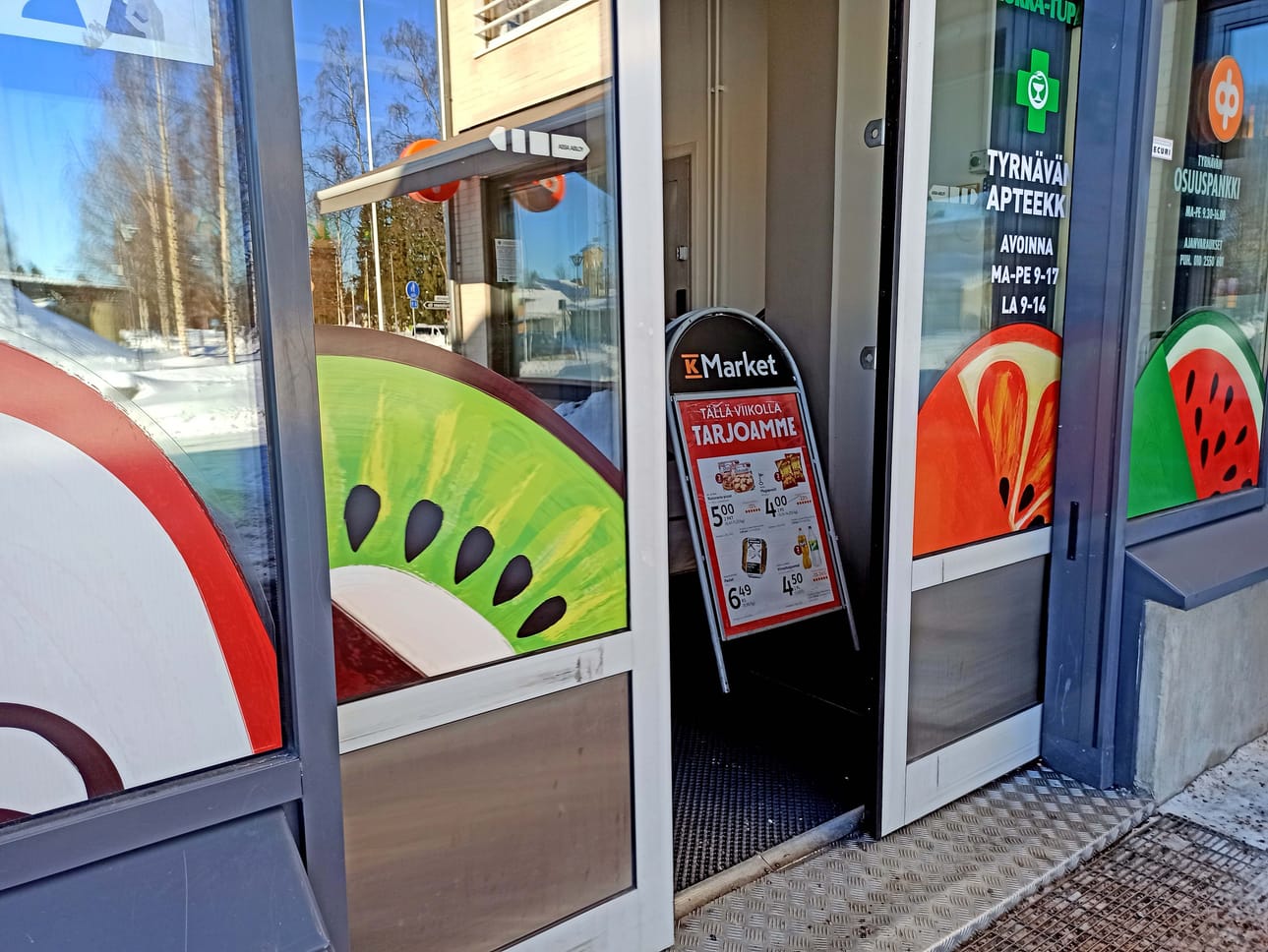K-marketin, apteekin, kukkakaupan ja pankin yhteinen aula on "ei-kenenkään-maata", joka houkuttaa nuorisoa varsinkin iltaisin.
