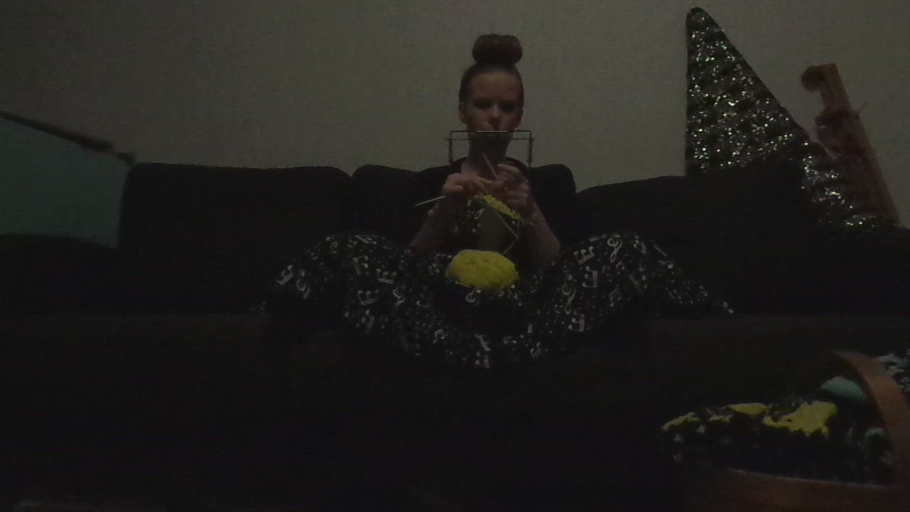 Tanja Pantsar harjoittelee huuliharpun soittoa samalla, kun tekee käsitöitä.