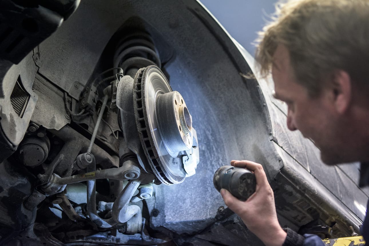 Pyrimme aina kertaamaan asiakkaalle, että mikä on hänen autonsa huoltoväli, omaa nimeään kantavaa autokorjaamoa Kuusamossa pyörittävä Timo Pesonen kertoo.
