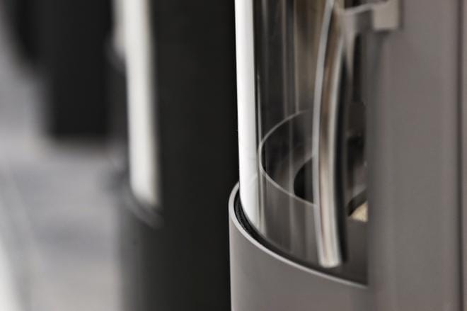 Takka on entistä enemmän myös sisustuselementti. Sen pitää istua kodin miljööseen ja värimaailmaan. Pyöreämuotoiset takat ovat nyt kova sana.