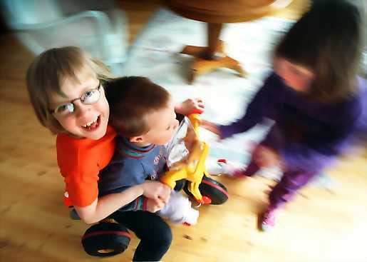 Perhevapaiden aiheuttamia kustannuksia tasattaisiin naisvaltaisten ja miesvaltaisten alojen kesken.