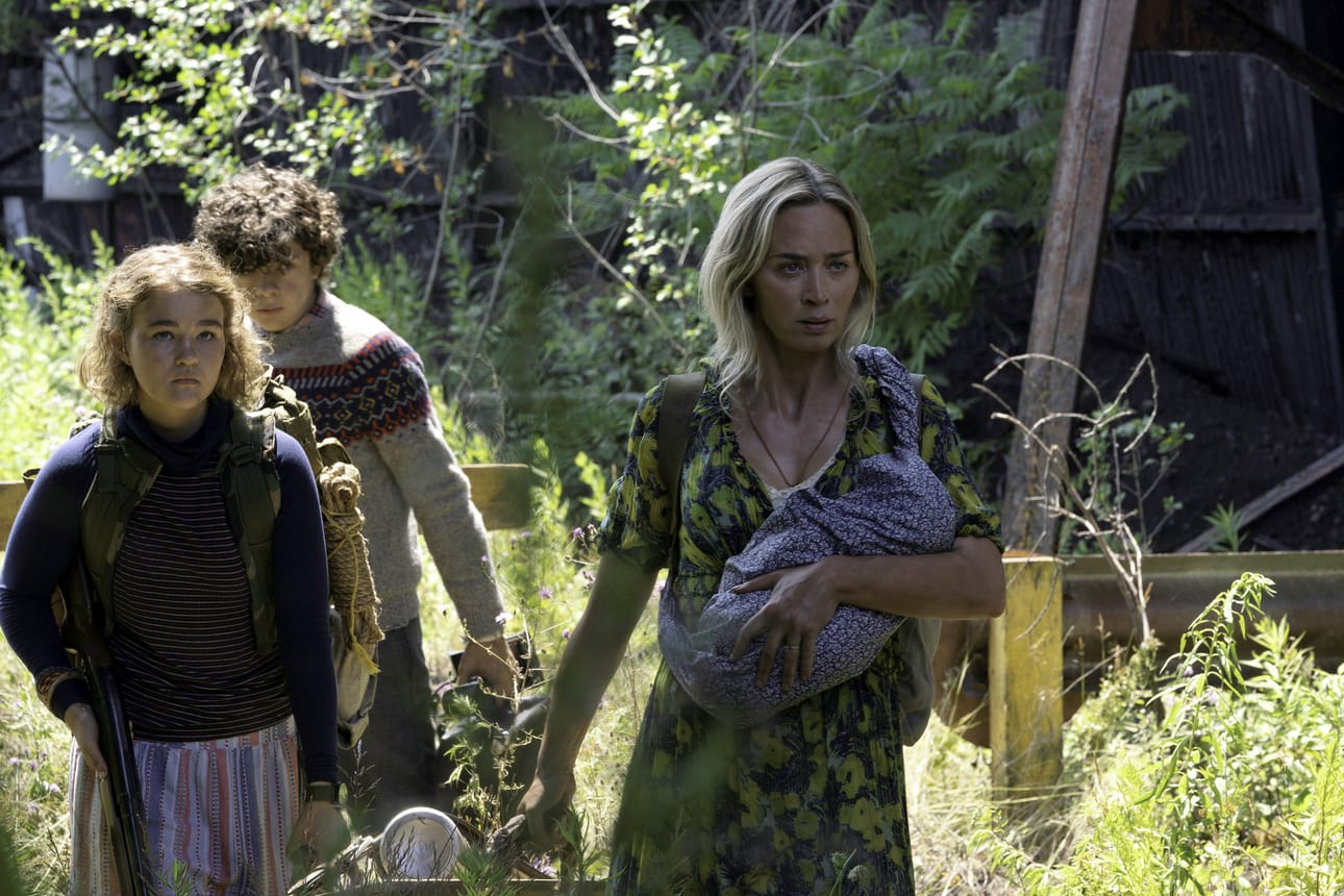 Rohkea Emily-äiti (Emily Blunt) johtaa turvaan nuorta perhettään (vasemmalla Millicent Simmonds) ja (oikealla Noah Jupe) Hiljaisen paikan jännittävässä jatko-osassa.