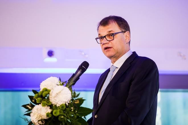 Pääministeri Juha Sipilä (kesk.) vihki Seinäjoen ammattikorkeakoulun uuden ruokalaboratorion käyttöön perjantaina. KUVA: KRISTA LUOMA