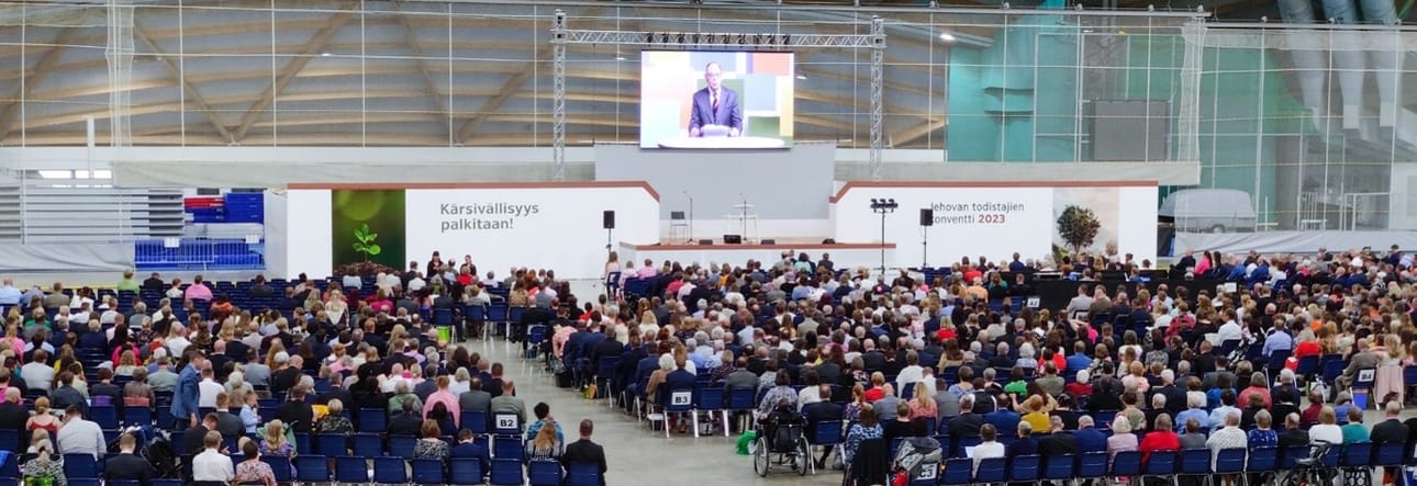 Jehovan todistajien vuoden 2023 konventti Ouluhallissa.