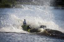 Kirjaston edustalla voi kokeilla wakeboard-lautaa